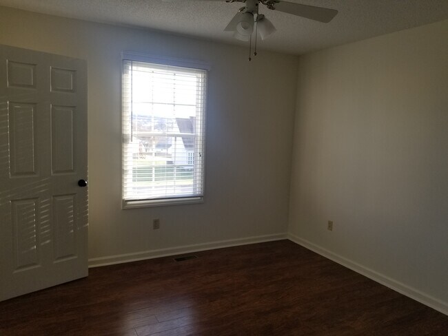 Foto del edificio - 210 Crystal Springs Cir