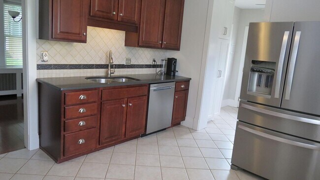 Foto del edificio - 1359 Harding Ave