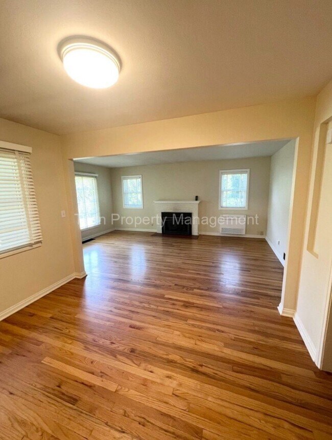 Building Photo - Charming 3-Bedroom Home with Granite Count...