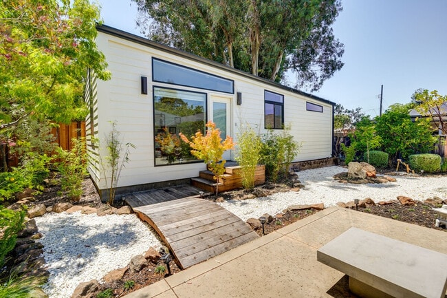 Building Photo - 510 Iris St