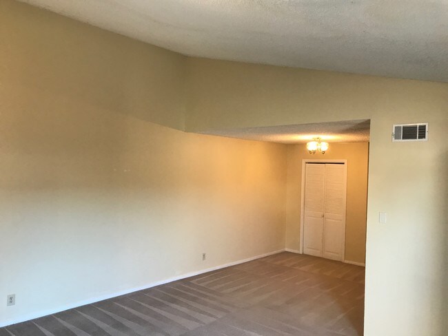 Building Photo - 83 Colonial Dr