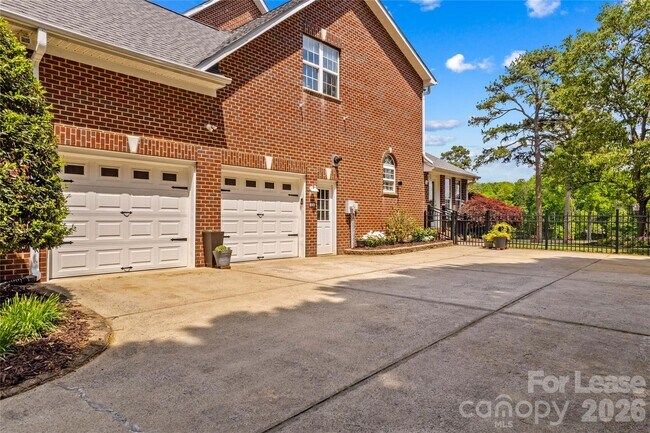 Building Photo - 806 Pine Forest Rd
