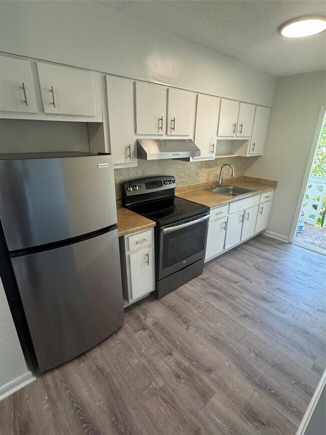 Building Photo - 612 NE 29th Dr