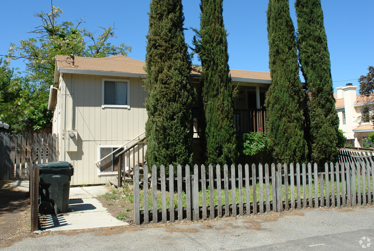Primary Photo - 106-108 Blackwood Dr