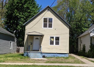 Building Photo - 384 Iona Ave