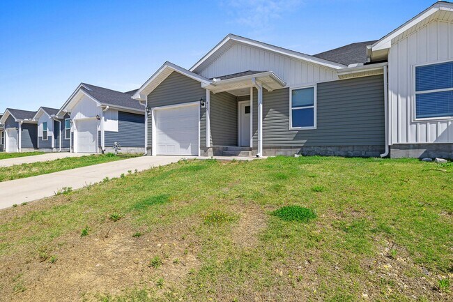 Building Photo - Amazing 3 Bedroom Duplex Available Now!
