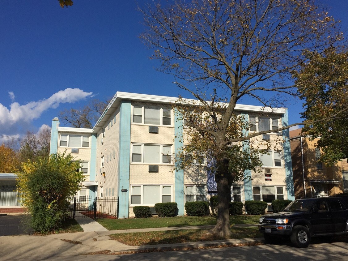 Primary Photo - 2740 W Pratt Blvd