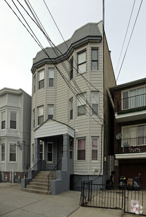 Building Photo - 18 Poplar St