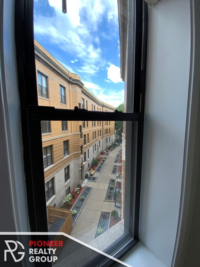 Foto del edificio - 440 W Belden Ave