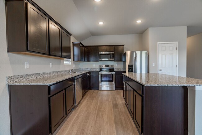 Building Photo - Large 4 Bedroom Home w/3 car Garage and Hu...