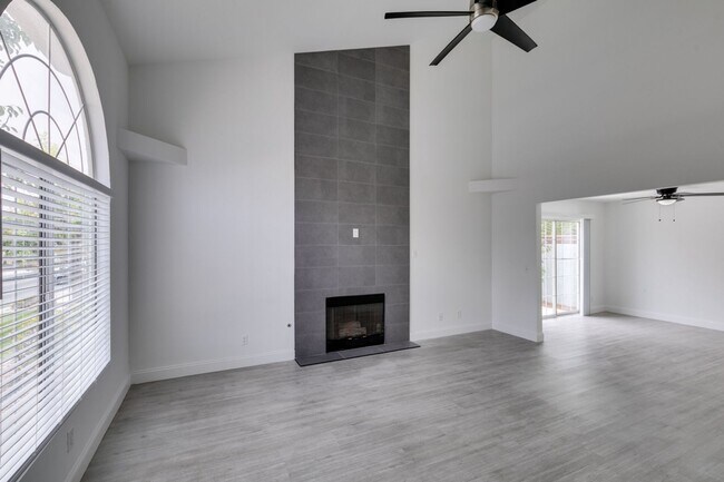 Building Photo - Upgraded and modern townhome with 2 primary suites - Cheyenne and Durango