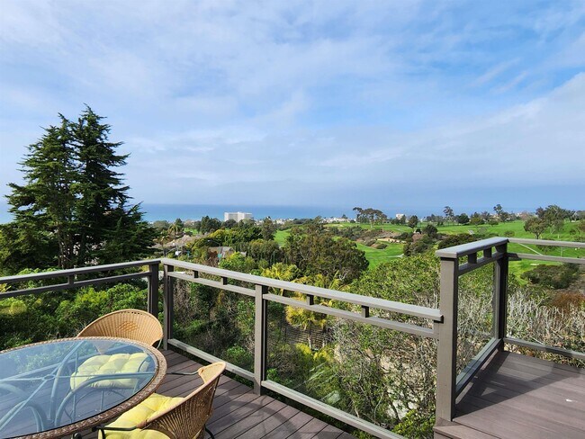 Foto del edificio - 6627 Muirlands Dr