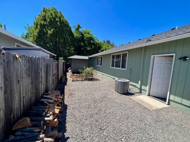 Building Photo - 1207 Heather Ln