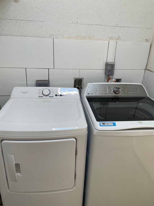 Laundry room - 18821 Erwin St