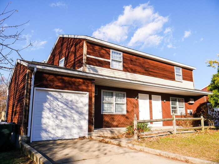 Primary Photo - 18 Ferris St