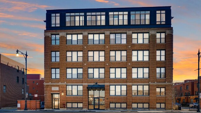 Foto del edificio - 2911 N Western Ave