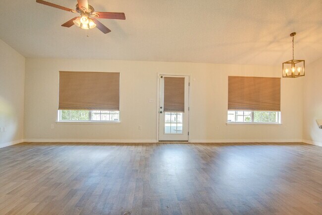 Foto del edificio - Navarre 4BR, 2BA Home with Open Floor Plan, Split Bedrooms, Wood-Look Flooring, 2-Car Garage & Fe...