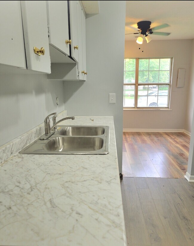 Building Photo - 6818 Wildwood Ct