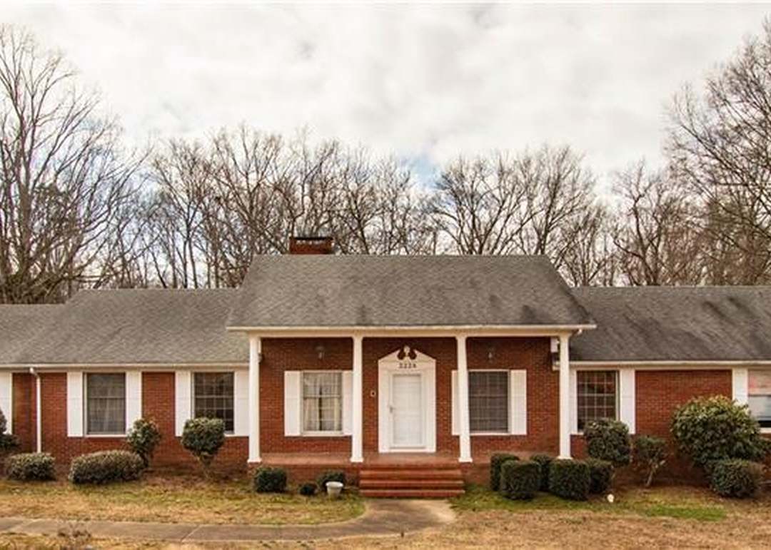 Foto principal - 2228 E Main St