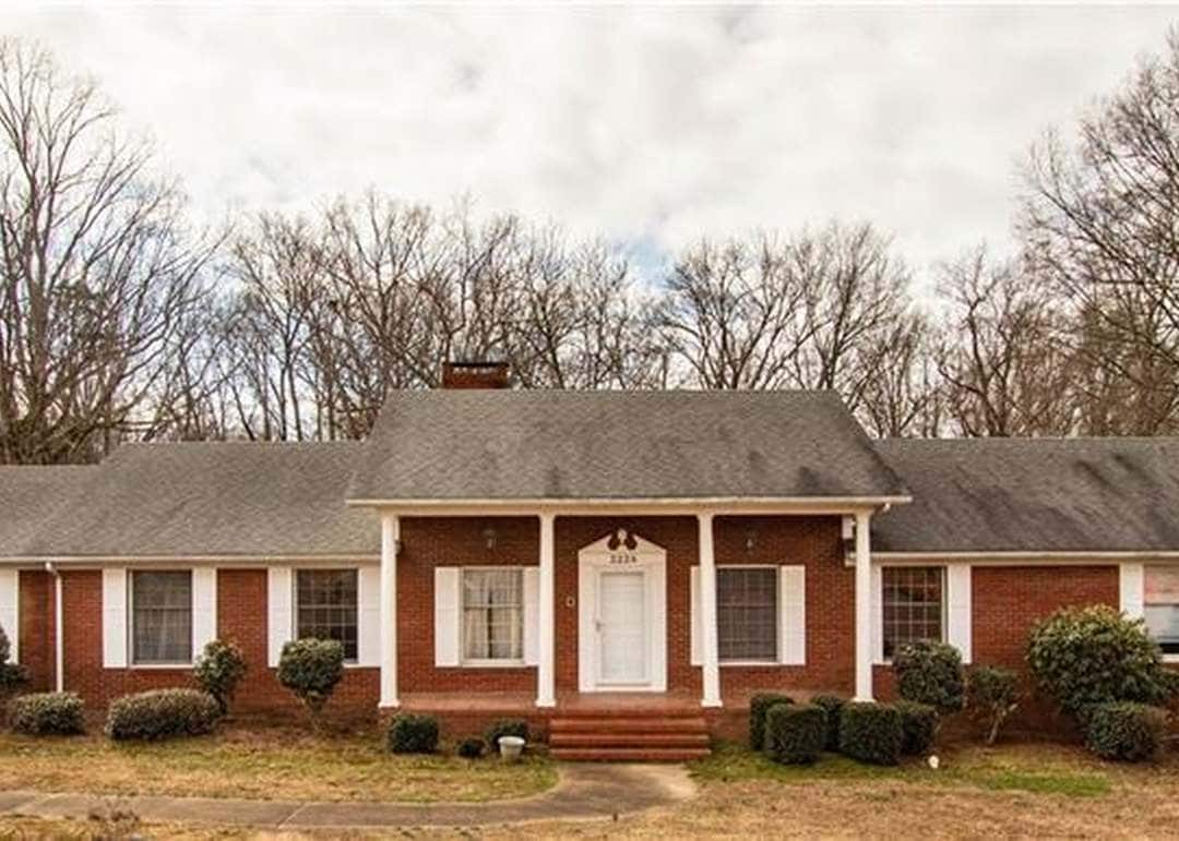 Primary Photo - 2228 E Main St