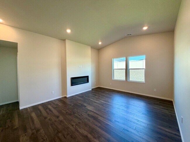 Foto del edificio - Beautiful & Brand New- 4 bed, 2 bath w/Quartz Countertops & Fenced Yard