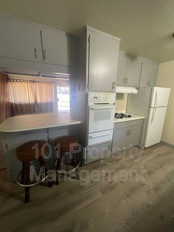 Foto del edificio - 553 Redwood Ave