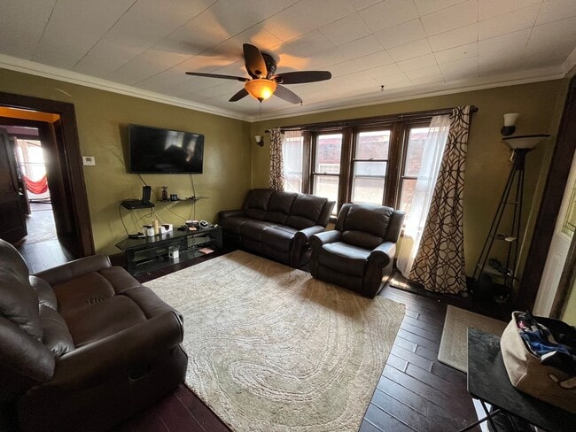 Building Photo - Spacious 5 Bedroom 2 Bath Single Family Home!