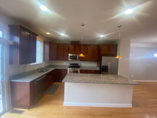 Building Photo - 10 Meridian Ln