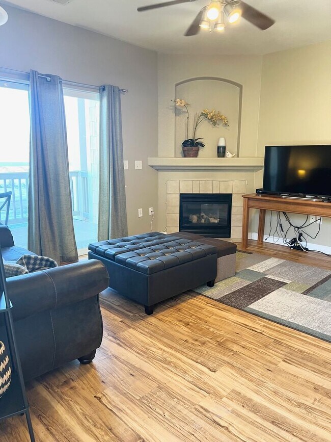 Building Photo - Beautiful 2 Bed 2 Bath Condo Near Centerra!