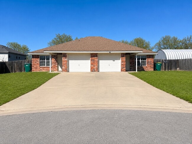 Building Photo - 402 Topeka Ct