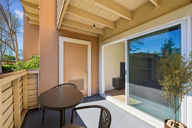 Balcón privado - eaves Foster City