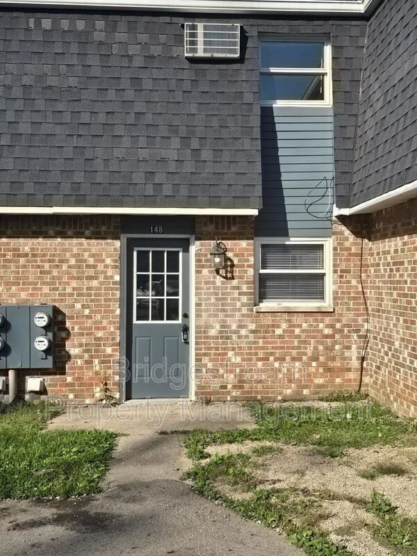 Building Photo - 148 Forest St