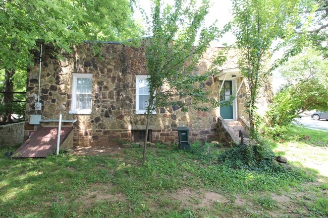 Building Photo - 611 Reagan St