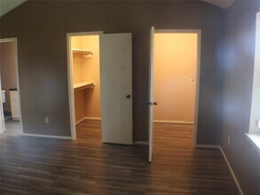 Building Photo - 7700 Creekbend Dr