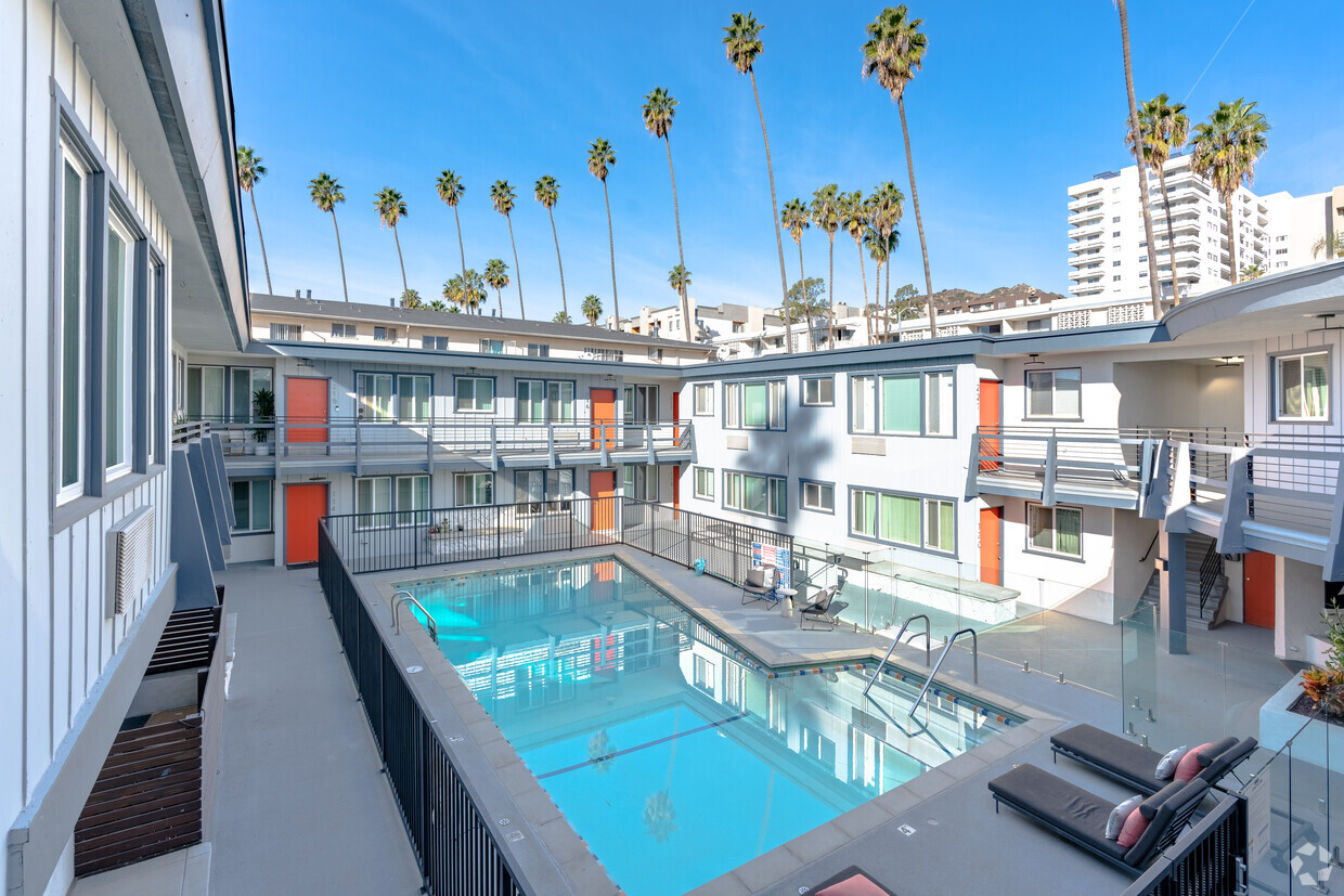 Piscina con terraza - Hayden on Hollywood