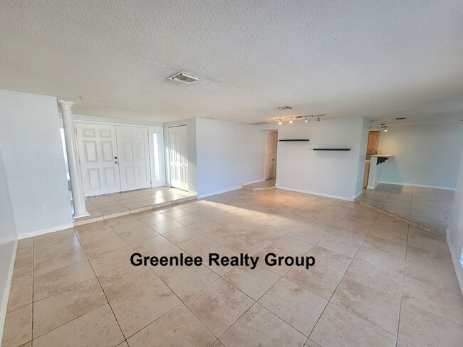 Building Photo - Spacious 3 Bedroom/ 2 Bath Home on a Large...