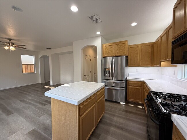 Foto del edificio - 3 Bedroom 3 Bath Beauty in West Sacramento!