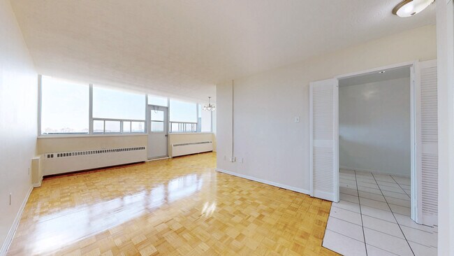 Photo du bâtiment - 100 York Gate Blvd