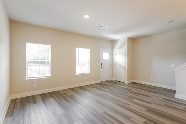 Great Room - 204 River Rock Dr