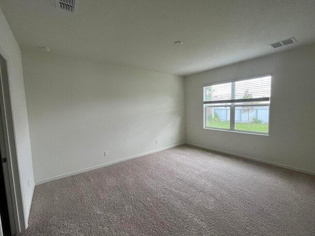 Building Photo - 413 SW Lakota Ave