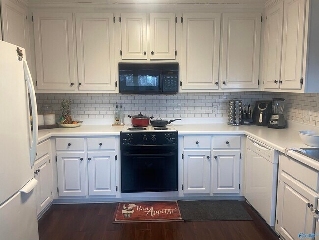 Building Photo - 205 Shadowbrook Ln NE