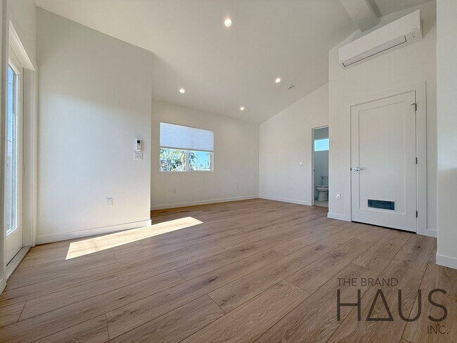 Foto del edificio - Brand-New 1-Bedroom, 1-Bathroom, 1-Compact Carport - Vaulted Ceilings in Belmont Heights