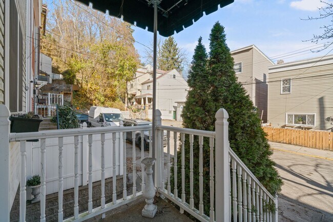 Building Photo - Charming 3 Bedroom/4 Bathroom Detached Home Located In The South Side Flats.  Available Immediately.