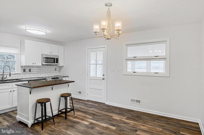 Foto del edificio - 421 Appletree Rd