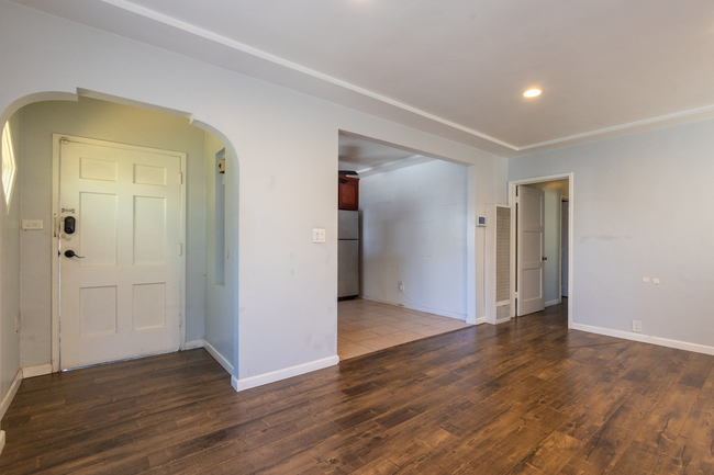 Spanish-style arched entryway - 6401 Arlington Ave