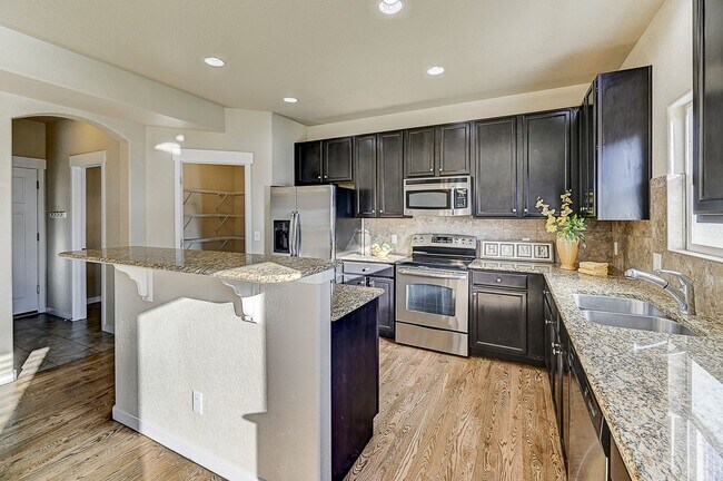 Foto del edificio - HUGE SIX (6!!!) BD HOME IN LORSON RANCH!