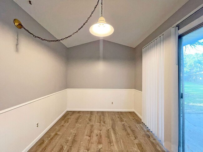 Foto del edificio - Newly Remodeled 3-Bedroom Townhome in Tonk...
