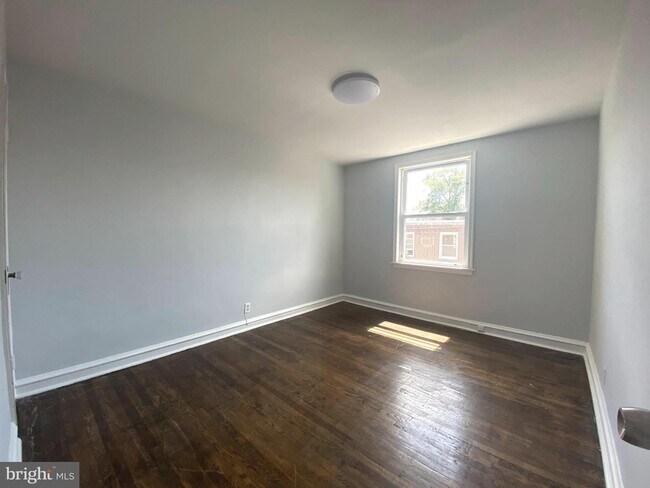 Building Photo - 1562 Devereaux Ave