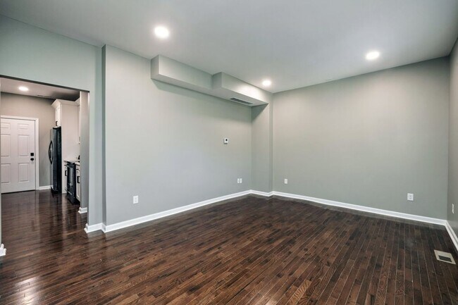 Foto del edificio - Single Family House! JUST RENOVATED! Centr...