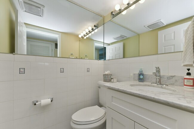 Foto del edificio - 335 W 4th St